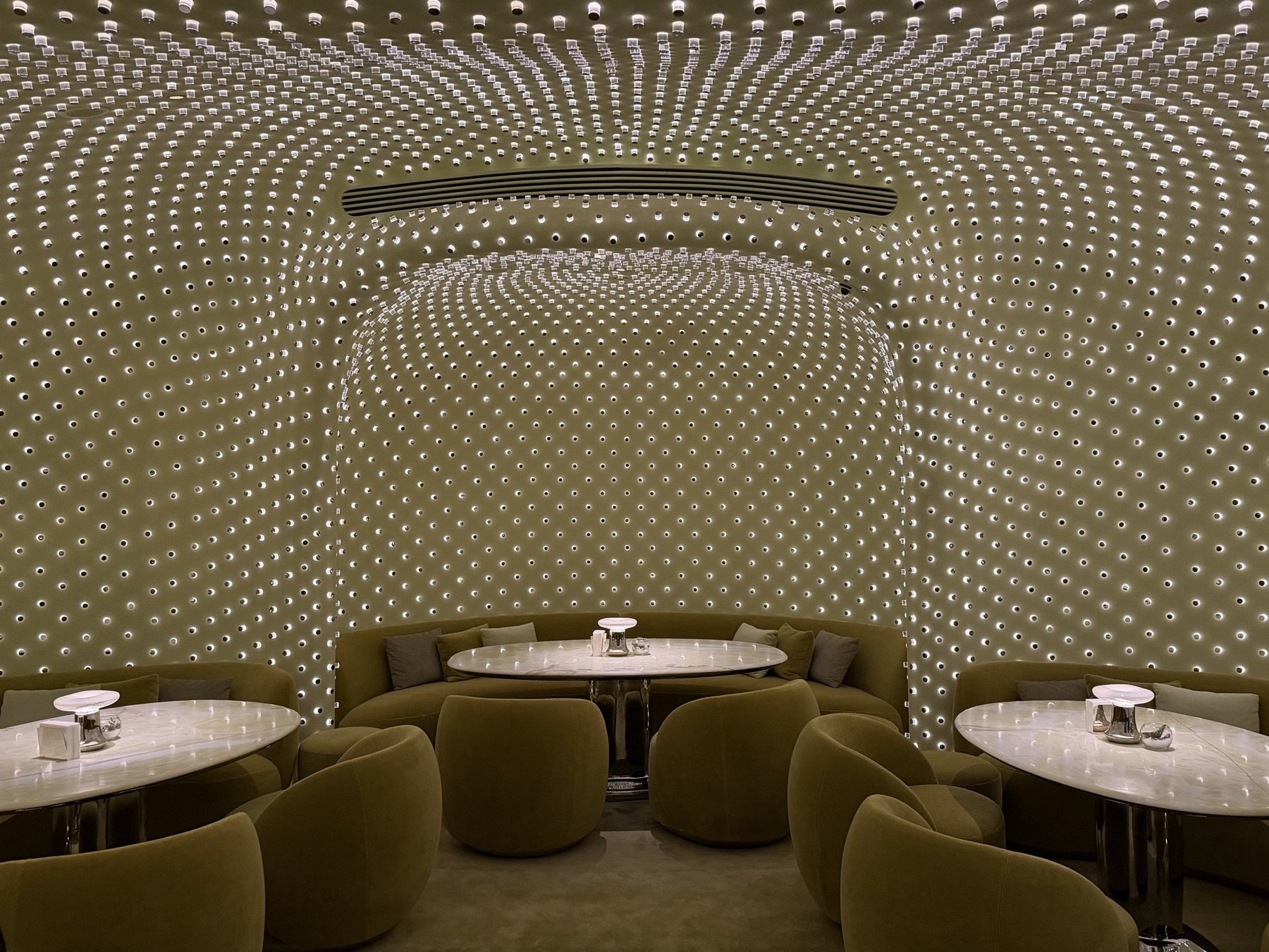 Hong Kong Travel Guide: Best Luxury Hotels & Restaurants